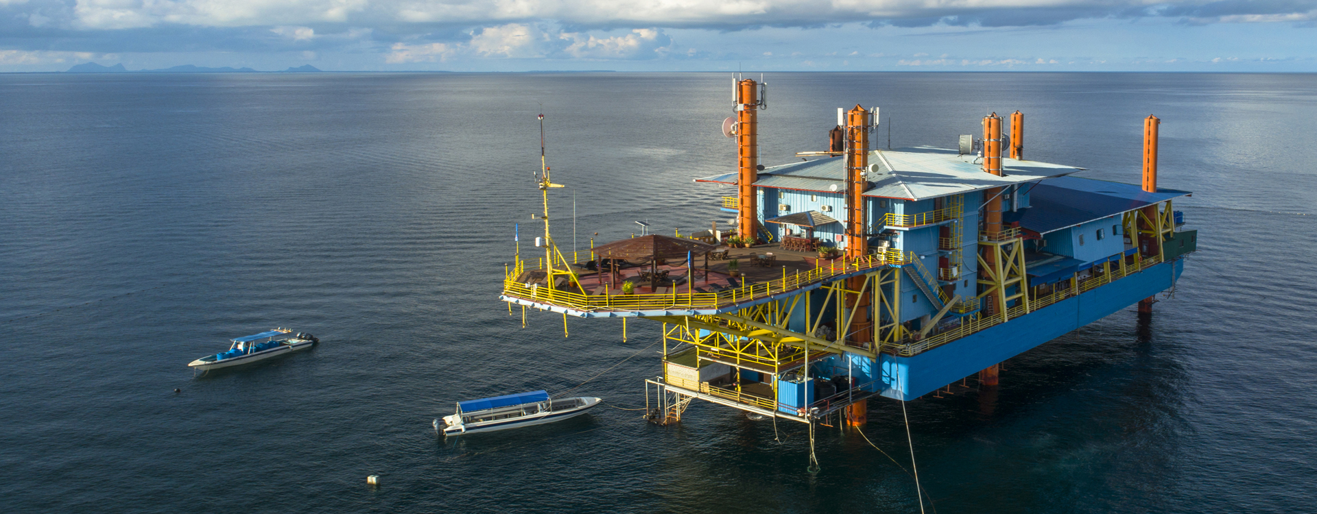 Overview of Seaventures Dive Rig, a dive platform and diving resort based near Sipadan, Borneo, Malaysia